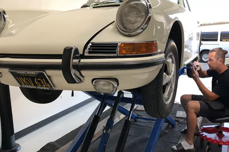 Dĩ nhiên, chiếc Porsche quý giá đã không nhìn thấy ánh sáng mặt trời cho đến năm 2021, khi chủ sở hữu đã qua đời và cháu trai của ông ấy quyết định lôi nó ra và mong muốn đưa nó về dáng vẻ lôi cuốn năm xưa. 