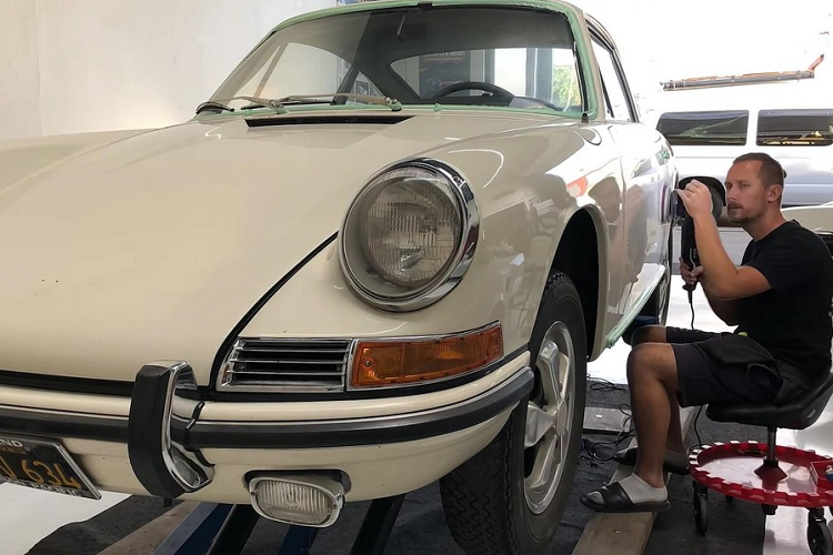 Tiếp theo, chúng ta có 911S, được Porsche giới thiệu vào năm 1967 với động cơ 6 xi-lanh phẳng công suất 160 mã lực. Về cơ bản, nó là một phiên bản hiệu suất cao của 911 đời đầu, và cũng được trang bị bộ la-zăng Fuchs đáng mơ ước.