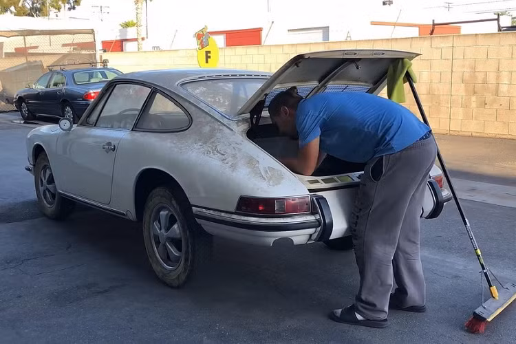 Đối với những người hâm mộ xe hiệu suất cao, siêu xe Porsche 911 là một huyền thoại và thực sự khó có gì sánh bằng. Được giới thiệu lần đầu vào năm 1964, nó đã được duy trì sản xuất trong gần 60 năm mà không hề từ bỏ thiết kế nguyên bản. Tại thời điểm này của năm 2021, một chiếc thế hệ 992 mới và một chiếc 911 cổ điển vẫn chia sẻ nhiều điểm chung về kiểu dáng. Nhưng trong khi 992 là mẫu nhanh nhất, 911 nguyên bản mới là chiếc xe cổ điển đáng giá cả gia tài.