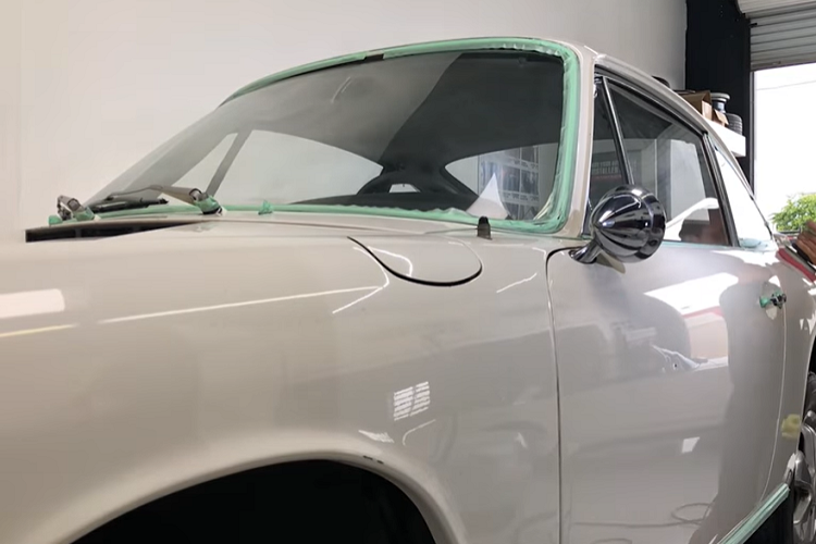 Phục chế có lẽ là một từ ngữ cường điệu trong tình huống này bởi chiếc xe thực tế vẫn trong điều kiện khá tốt, nhưng sau 39 năm nằm phủ bụi, nó cần được lau rửa và làm chi tiết đúng cách từ trong ra ngoài. Thân xe bị phủ một lớp bụi dày, lốp xe có dấu bùn đất, còn đèn pha bên phải đã bị vỡ đôi chỗ.