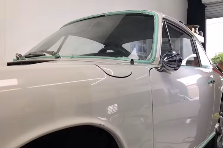 Phục chế có lẽ là một từ ngữ cường điệu trong tình huống này bởi chiếc xe thực tế vẫn trong điều kiện khá tốt, nhưng sau 39 năm nằm phủ bụi, nó cần được lau rửa và làm chi tiết đúng cách từ trong ra ngoài. Thân xe bị phủ một lớp bụi dày, lốp xe có dấu bùn đất, còn đèn pha bên phải đã bị vỡ đôi chỗ.