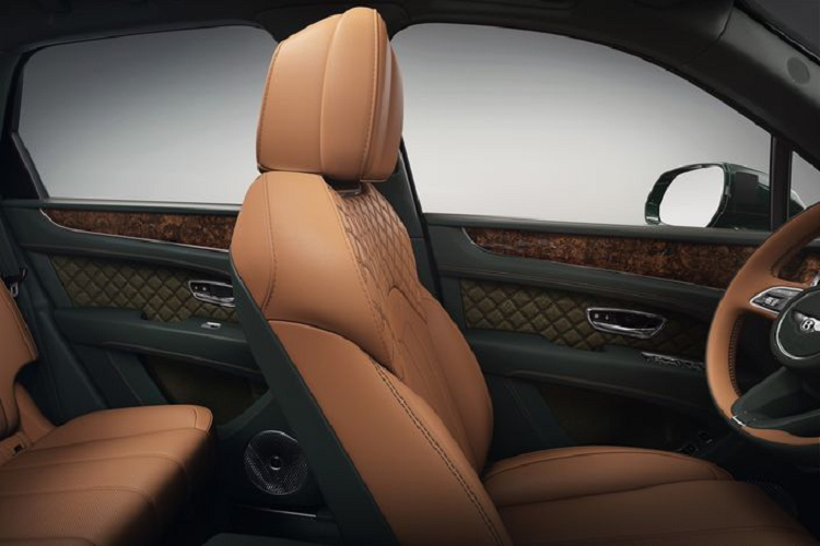 Nếu bạn vẫn không thể tìm được màu sắc yêu thích của bạn trong số đó, bạn có thể chọn dịch vụ so khớp màu của Mulliner, dịch vụ sử dụng “phần mềm nhận dạng màu sáng tạo” để phân tích thành phần của mẫu màu sẵn và tái tạo nó một cách hoàn hảo.