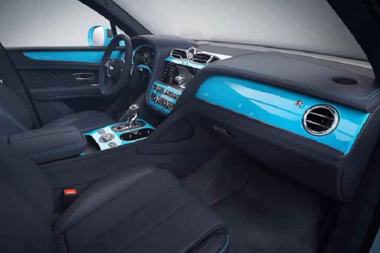 Để cung cấp dịch vụ cá nhân hóa, các nhà sản xuất ôtô đắt đỏ bậc nhất thế giới thường có hẳn một bộ phận riêng, ví dụ như Tailor Made của Ferrari hay Ad Personam, Lamborghini hay xe siêu sang Bentley.