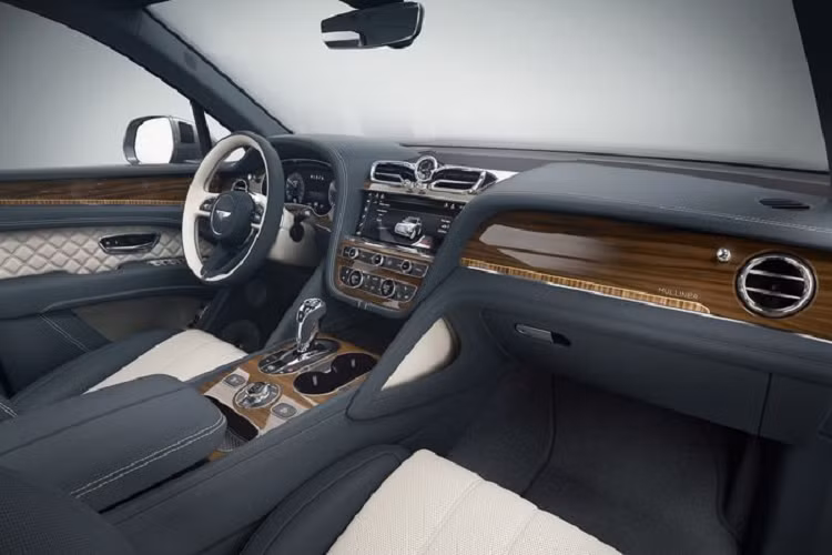 Bentley Bentayga từ Mulliner còn có thể được trang trí bằng vô số loại vật liệu khác nhau, riêng sơn veneer đã có tới 103 tùy chọn màu từ Mulliner. Chưa hết, cabin của Bentayga còn có thể được làm đẹp với 4 loại vân đá màu khác nhau là trắng Autumn White, đồng Copper, xanh Galaxy và đỏ Terra Red.