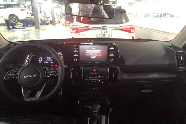 Đối với nội thất, vì thuộc bản Luxury nên xe chỉ có màn hình 8 inch (trong khi bản Premium sở hữu màn hình trung tâm 10,25 inch), sạc không dây, điều hòa tự động, khởi động nút bấm, khởi động từ xa và tùy chọn chế độ vận hành.