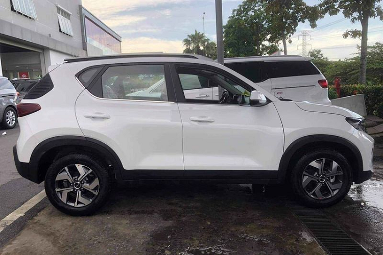 Về công nghệ an toàn, chiếc Kia Sonet Luxury vừa về đại lý được trang bị 2 túi khí (Premium có 6 túi khí), ABS, EBD, cân bằng điện tử, hỗ trợ lên dốc, cảm biến trước sau, ga tự động Cruise Control, camera lùi và cảm biến áp suất lốp