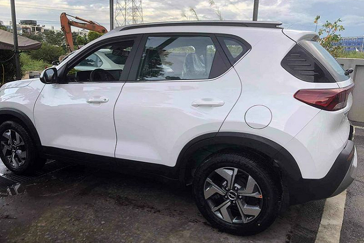 Kia Sonet là mẫu xe "đàn em" của Seltos vốn được nhiều người mong đợi tuy nhiên giá bán của Sonet đã khiến không ít người "quay xe". Xe thuộc phân khúc SUV A+, kích thước dài x rộng x cao lần lượt là 4.120 x 1.790 x 1.642 mm, trục cơ sở đạt 2.500mm và khoảng sáng gầm 205 mm.