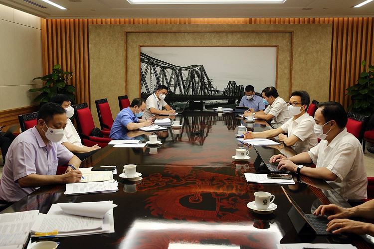 Phó thủ tướng Vũ Đức Đam chỉ đạo cần tìm mọi giải pháp để có vaccine sớm nhất. Ảnh: VGP.