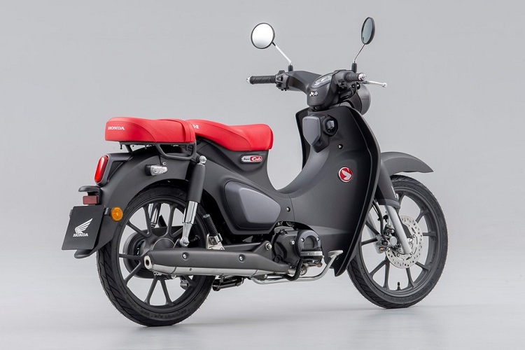 Theo thông tin do Honda Việt Nam công bố, phiên bản Tiêu chuẩn của Honda Super Cub C125 sẽ được bán ra thị trường từ ngày 25/10. Trong khi đó bản đặc biệt màu Đen nhám sẽ chính thức có mặt tại các Head vào tháng 12/2021.