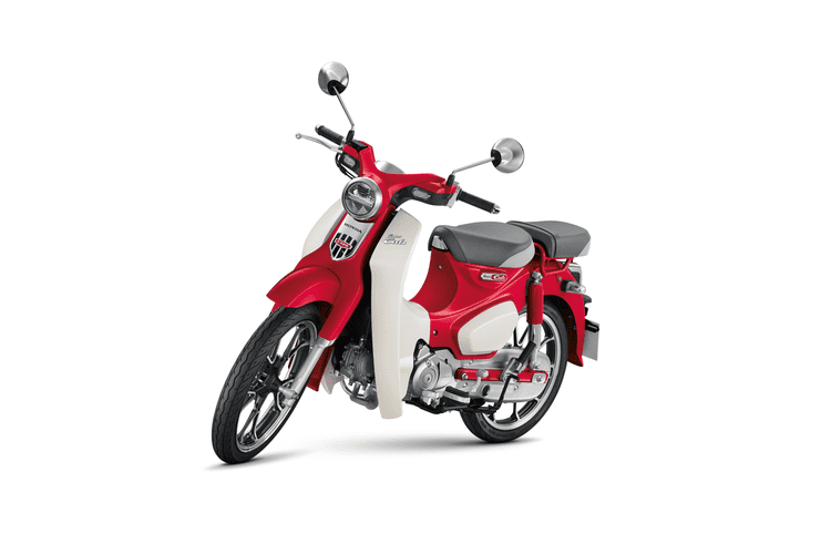 Đáng chú ý là giá xe Honda Super Cub C125 mới đã được điều chỉnh tăng từ 84,99 lên 96,99 triệu đồng, riêng bản Đặc biệt Đen nhám hoàn toàn mới sẽ có giá 87,99 triệu đồng. Dù có giá bán tăng khá đáng kể như phiên bản mới Honda Super Cub C125 lại không có nâng cấp nào đáng giá.