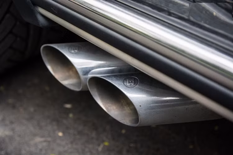 Ngoài màu vàng, khoang lái chiếc xe Mercedes-AMG G63 đang hoàn thiện độ nội thất theo phiên bản Brabus còn có rất nhiều chi tiết carbon từ vô lăng, bảng điều khiển rất ấn tượng.