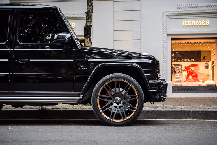 Chiếc xe Mercedes-AMG G63 đang độ nội thất da của Brabus thuộc thế hệ W463 thứ 2 được trang bị khối động cơ xăng V8, tăng áp kép, dung tích 4.0 lít, sản sinh công suất tối đa 577 mã lực tại vòng tua máy 6.000 vòng/phút và mô-men xoắn cực đại 850 Nm tại dải tua máy 2.500 - 3.500 vòng/phút. Sức mạnh này được truyền tới cả 4 bánh thông qua hộp số tự động AMG Speedshift Plus 9 cấp.