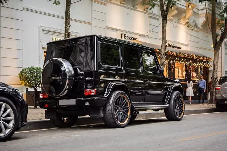 Dòng xe Mercedes-AMG G63 có giá chính hãng 10,95 tỷ đồng nhưng khách hàng hiện khó có thể đặt mua được, vì thế, các công ty nhập khẩu tư nhân liên tục mang dòng xe SUV hạng sang này về nước để phục vụ nhu cầu có xe chơi Tết của đại gia Việt.