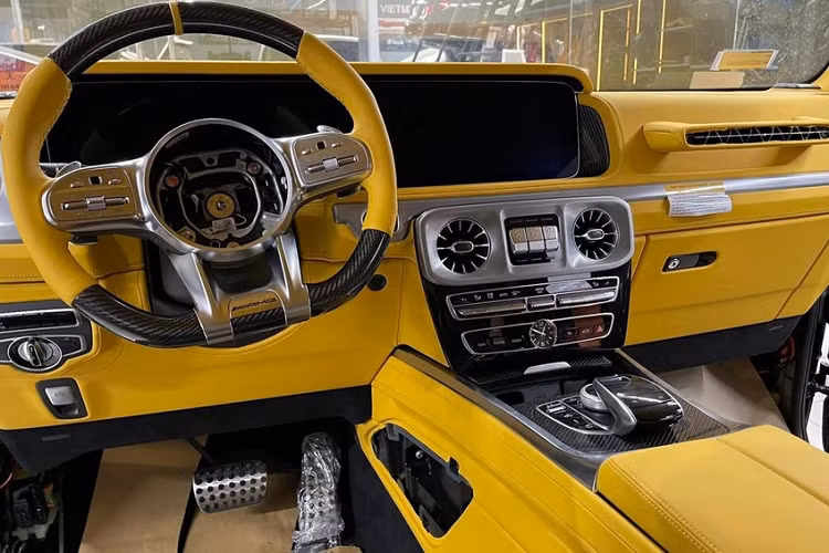 Thậm chí, nhiều chủ nhân sở hữu xe Mercedes-AMG G63 hạng sang có thể cảm thấy ngoại hình chưa ưng mắt hay dễ bị đụng hàng nên chi hàng trăm triệu đồng và thậm chí trên 1 tỷ đồng để sở hữu gói độ body kit của các thương hiệu xe như Brabus, Larte Design hay TopCar...