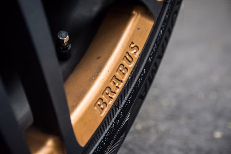 Nguyên bản xe là một chiếc Mercedes-AMG G63 độ Brabus có ngoai thất xám mờ rất hầm hố và hình ảnh mới nhất cho thấy khoang lái xe đang dần hoàn thiện với bản độ ủa Brabus rất nổi bật khi sở hữu màu vàng đậm, 1 màu sắc rất ít đại gia Việt chọn lựa.