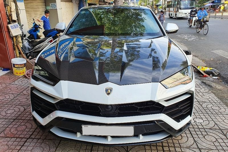 Urus còn sở hữu khoang nội thất được cân bằng giữa tính thể thao và sự sang trọng, xe có nhiều công nghệ giải trí hiện đại nhất như kết nối Apple CarPlay và Android Auto, loa Bang &amp; Olufsen với công suất 1.700 W.