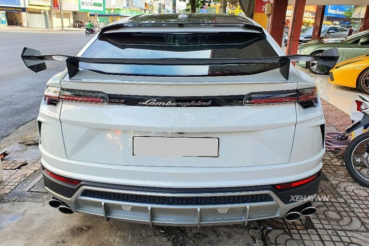 Màn hình hiển thị head-up, giao diện dành cho điện thoại thông minh Lamborghini hay 2 màn hình thông minh giải trí cho hàng ghế sau. Mức giá xe Lamborghini Urus độ Mansory trong bài viết này khoảng hơn 22 tỷ đồng.