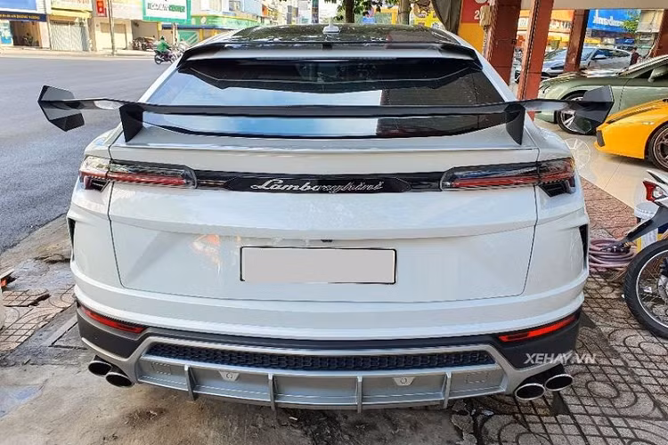 Màn hình hiển thị head-up, giao diện dành cho điện thoại thông minh Lamborghini hay 2 màn hình thông minh giải trí cho hàng ghế sau. Mức giá xe Lamborghini Urus độ Mansory trong bài viết này khoảng hơn 22 tỷ đồng.