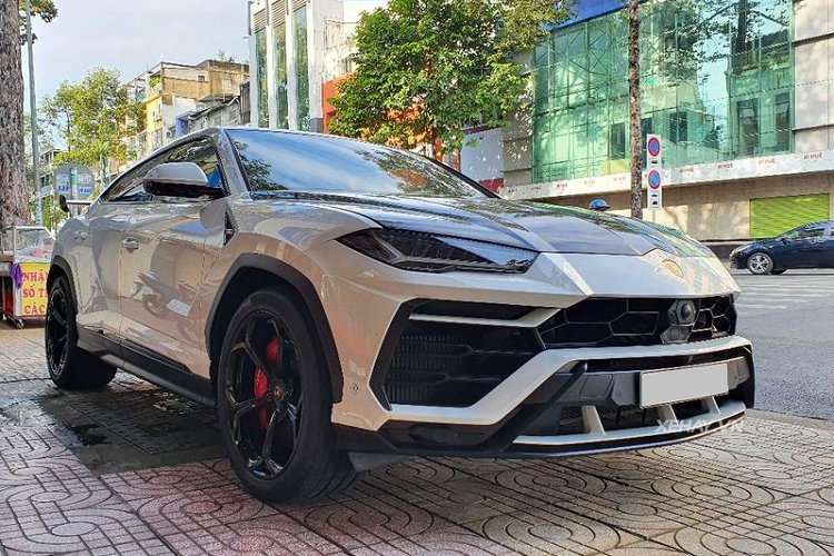Hai chi tiết độ này của Mansory giúp chiếc Lamborghini Urus đắt tiền trông hầm hố và nổi bật hơn rất nhiều. Bên cạnh đó, siêu SUV còn được trang bị bộ mâm đa chấu chữ Y sơn đen khỏe khoắn và xe cũng "lên đời" bộ ống xả IPE hàng hiệu.