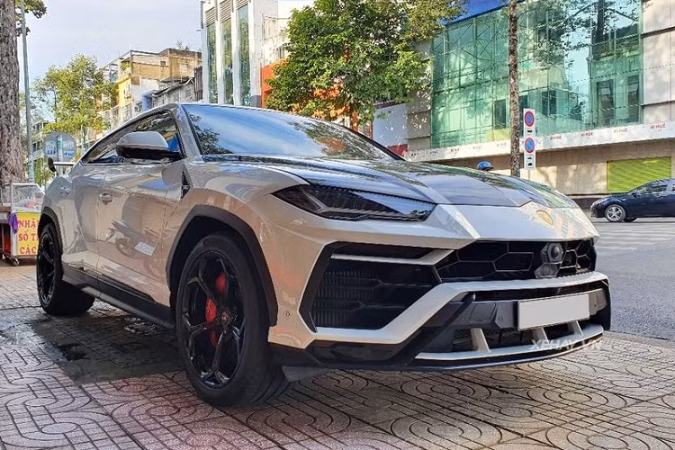 Hai chi tiết độ này của Mansory giúp chiếc Lamborghini Urus đắt tiền trông hầm hố và nổi bật hơn rất nhiều. Bên cạnh đó, siêu SUV còn được trang bị bộ mâm đa chấu chữ Y sơn đen khỏe khoắn và xe cũng "lên đời" bộ ống xả IPE hàng hiệu.