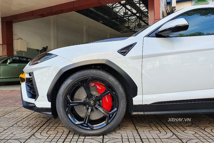 Là một chiếc siêu SUV thực thụ, thiết kế của Urus tỏ ra vô cùng bắt mắt, hầm hố và vẫn toát lên chất thể thao vốn có của thương hiệu Lamborghini.