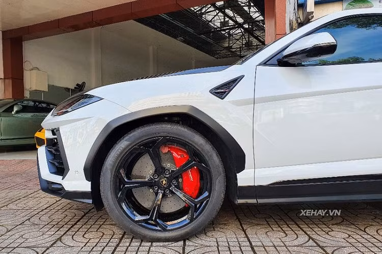 Là một chiếc siêu SUV thực thụ, thiết kế của Urus tỏ ra vô cùng bắt mắt, hầm hố và vẫn toát lên chất thể thao vốn có của thương hiệu Lamborghini.