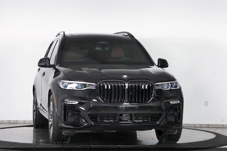 Nhìn từ bên ngoài, BMW X7 của Inkas trông như một chiếc xe tiêu chuẩn được hoàn thiện trong bộ kit màu đen toàn diện. Ngoại trừ logo thì mọi chi tiết ở thân xe đều chìm trong sắc đen.