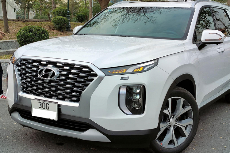 Hyundai Palisade sở hữu ngoại thất được thiết kế sắc sảo nhờ được áp dụng ngôn ngữ “Sensuous Sportiness” mới của Hyundai. Phần đầu xe nổi bật với cụm lưới tản nhiệt cỡ lớn “Cascading” mạ crôm tạo nên sự sang trọng và vững chãi cho chiếc SUV. Tương tự các mẫu xe khác như: SantaFe hay dòng Kona mới, Palisade sở hữu cụm đèn pha với đèn sương mù đặt thấp ở vị trí nằm giữa hai bên của cản trước.