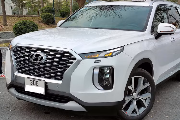 Hyundai Palisade sở hữu ngoại thất được thiết kế sắc sảo nhờ được áp dụng ngôn ngữ “Sensuous Sportiness” mới của Hyundai. Phần đầu xe nổi bật với cụm lưới tản nhiệt cỡ lớn “Cascading” mạ crôm tạo nên sự sang trọng và vững chãi cho chiếc SUV. Tương tự các mẫu xe khác như: SantaFe hay dòng Kona mới, Palisade sở hữu cụm đèn pha với đèn sương mù đặt thấp ở vị trí nằm giữa hai bên của cản trước.