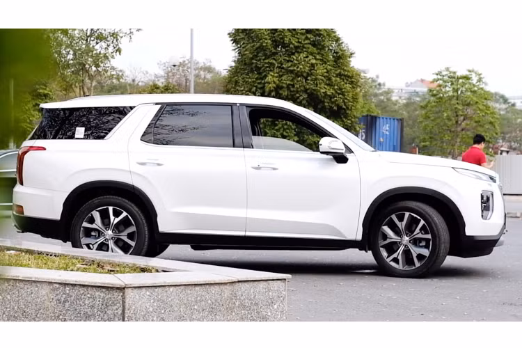 Nội thất Hyundai Palisade sử dụng nhiều vật liệu cao cấp, ghế ngồi bọc da, trang bị bệ tỳ tay cỡ lớn. Trang bị màn hình cảm ứng trung tâm có kích thước 10,25 inch trung tâm có hỗ trợ kết nối Android Auto và Apple CarPlay.