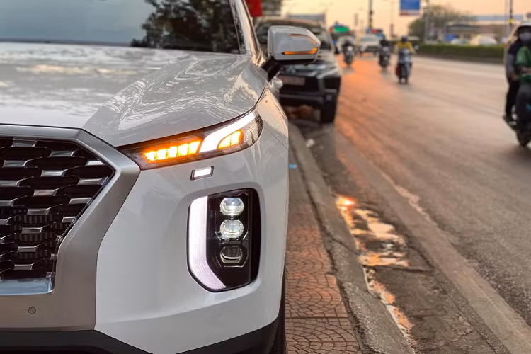 Chiếc Hyundai Palisade này thuộc phiên bản động cơ dầu 4cyl thẳng hàng, dung tích 2.2L CRDi cho công suất tối 199 mã lực và mô men xoắn cực đại 440Nm. Động cơ 2.2L này sử dụng kết hợp với hộp số tự động 8 cấp (8AT) và hệ dẫn động bốn bánh HTRAC (AWD). Phiên bản máy dầu này được nhập khẩu trực tiếp từ Hàn Quốc.