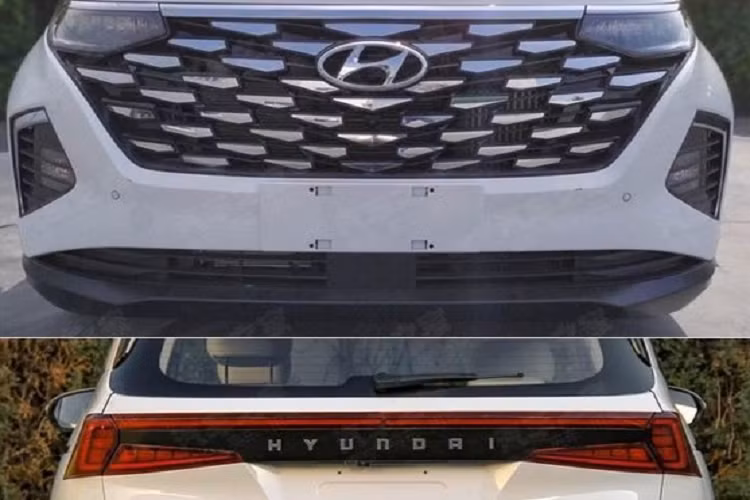 Nằm hai bên lưới tản nhiệt của Hyundai Custo là cụm đèn pha thanh mảnh. Ngoài ra, mẫu MPV này còn có hốc đèn sương mù hình thang với viền mạ crôm trang trí. Bên dưới là hốc gió trung tâm với viền mạ crôm và tấm ốp gầm giả màu bạc. Đó là chưa kể đến nẹp mạ crôm ôm lấy nắp ca-pô, mang đến vẻ cao cấp cho mẫu MPV này.