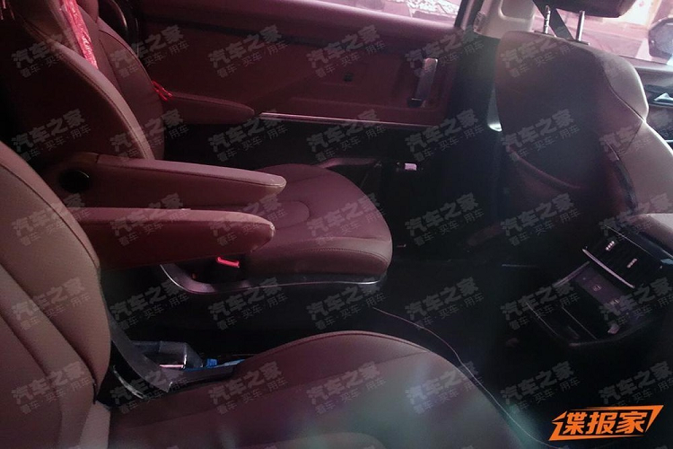 Bên trong, Hyundai Custo dự kiến sẽ đi kèm nội thất 6 chỗ hoặc 7 chỗ, tùy phiên bản. Mẫu xe này được trang bị vô lăng đáy phẳng giống Hyundai Elantra 2021, màn hình trung tâm cỡ lớn và nằm dọc, nối liền với cụm điều khiển trung tâm cũng như nút bấm chuyển số thay cho cần số truyền thống. Ở bản 6 chỗ, Hyundai Custo sẽ có 2 ghế thương gia nằm tách riêng với nhau ở hàng ghế giữa. Hành khách ngồi trên hàng ghế thứ 2 sẽ có cả bảng chỉnh điều hòa dành riêng, đi kèm 2 cửa gió.