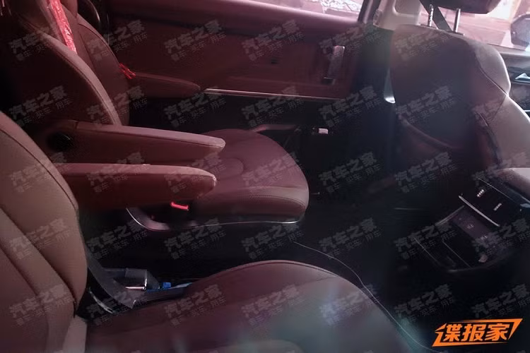 Bên trong, Hyundai Custo dự kiến sẽ đi kèm nội thất 6 chỗ hoặc 7 chỗ, tùy phiên bản. Mẫu xe này được trang bị vô lăng đáy phẳng giống Hyundai Elantra 2021, màn hình trung tâm cỡ lớn và nằm dọc, nối liền với cụm điều khiển trung tâm cũng như nút bấm chuyển số thay cho cần số truyền thống. Ở bản 6 chỗ, Hyundai Custo sẽ có 2 ghế thương gia nằm tách riêng với nhau ở hàng ghế giữa. Hành khách ngồi trên hàng ghế thứ 2 sẽ có cả bảng chỉnh điều hòa dành riêng, đi kèm 2 cửa gió.