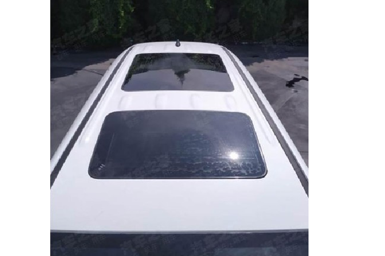 Đằng sau, Hyundai Custo được trang bị cụm đèn hậu hình chữ "C" ngược, nối với nhau bằng dải đèn LED ở giữa. Nằm bên dưới dải đèn này là tem chữ nổi "Hyundai". Thêm vào đó là tem chữ nổi "Custo" ở góc bên phải của cửa cốp và ống xả được thiết kế giấu kín sau cản va.