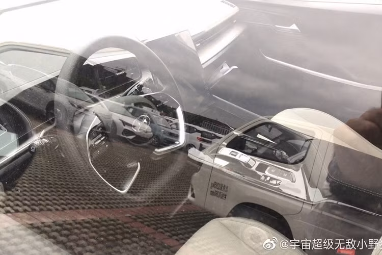 Những trang bị ngoại thất đáng chú ý khác của Hyundai Custo bao gồm cửa sổ trời toàn cảnh Panorama chia làm 2 mảnh, đường chân kính mạ crôm, gương chiếu hậu tích hợp camera cập lề và các loại vành la-zăng có thiết kế khác nhau. Ở bản cao cấp, mẫu MPV này còn được bổ sung mắt lưới tản nhiệt mạ crôm và nẹp màu đen ở giữa đèn hậu, càng làm nổi bật dòng chữ "Hyundai".