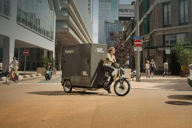 Tính năng này mang lại một chuyến đi êm ái, bán kính rẽ gọn hơn, và tổng thể cảm giác lái xe tốt hơn. Bên cạnh đó, chiếc xe còn trang bị nhiều tính năng thú vị như hệ thống truyền động bằng xích giúp quay bánh sau (RWD), lốp xe lớn hơn xe đạp thông thường của bạn, phanh đĩa cực lớn, đèn an toàn và đèn pha LED. Để phòng trộm cắp, nó còn được trang bị các tính năng công nghệ GPS, Bluetooth, và vài hệ thống theo dõi dữ liệu khác.