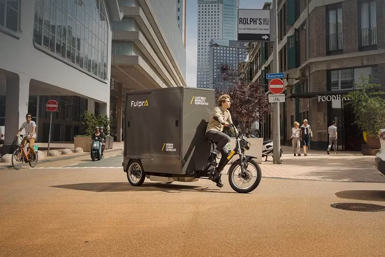 Tính năng này mang lại một chuyến đi êm ái, bán kính rẽ gọn hơn, và tổng thể cảm giác lái xe tốt hơn. Bên cạnh đó, chiếc xe còn trang bị nhiều tính năng thú vị như hệ thống truyền động bằng xích giúp quay bánh sau (RWD), lốp xe lớn hơn xe đạp thông thường của bạn, phanh đĩa cực lớn, đèn an toàn và đèn pha LED. Để phòng trộm cắp, nó còn được trang bị các tính năng công nghệ GPS, Bluetooth, và vài hệ thống theo dõi dữ liệu khác.