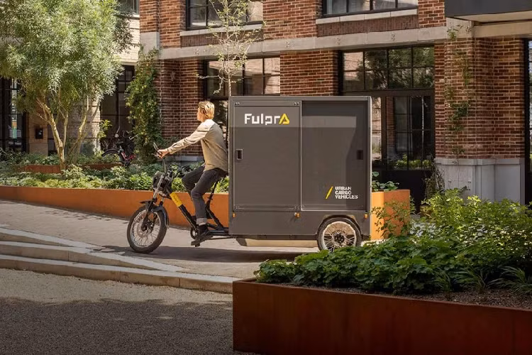 Một vấn đề mà nhóm Fulpra tập trung giải quyết là làm thế nào để bảo vệ các hệ thống điện và L1 vẫn có khả năng hoạt động ngay cả trong điều kiện ẩm ướt. Bằng cách đặt pin và mô tơ bên dưới thùng hàng và tích hợp vào khung, hệ thống điện của chiếc xe đạp có thể hoạt động ngay cả khi bạn đang gặp bão. Cuối cùng, L1 Cargo Bike có thể làm được điều mà hầu hết các xe đạp chở hàng khác không làm được: nửa trước của xe có thể nghiêng bất cứ khi nào bạn rẽ