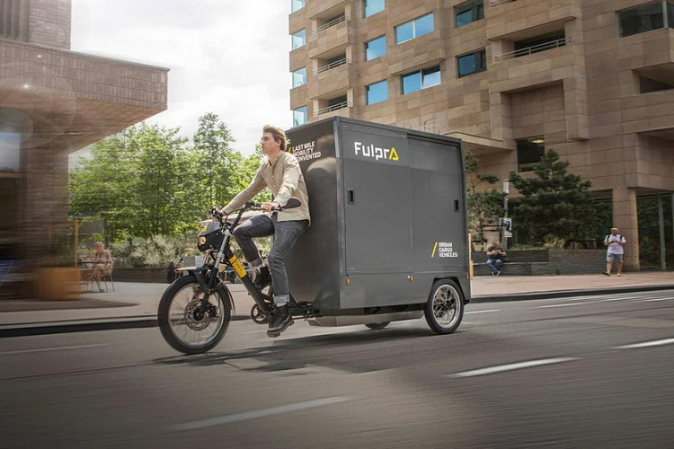 Cụ thể, Fulpra Motors đã giới thiệu xe đạp điện L1 Cargo Bike, một phương tiện được coi là câu trả lời cho nhu cầu phân phối hàng hóa sạch sẽ và nhanh chóng. Một trong những tính năng hấp dẫn của L1 là nó vừa đủ lớn lại vừa đủ nhỏ. Bởi vì toàn bộ chiếc xe được thiết lập trên bố cục 3 bánh, người lái và thùng hàng chiếm không gian tối thiểu trên đường, thậm chí cho phép L1 dễ dàng phù hợp với làn đường dành cho xe đạp.