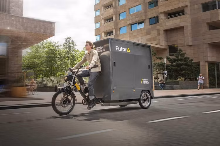Cụ thể, Fulpra Motors đã giới thiệu xe đạp điện L1 Cargo Bike, một phương tiện được coi là câu trả lời cho nhu cầu phân phối hàng hóa sạch sẽ và nhanh chóng. Một trong những tính năng hấp dẫn của L1 là nó vừa đủ lớn lại vừa đủ nhỏ. Bởi vì toàn bộ chiếc xe được thiết lập trên bố cục 3 bánh, người lái và thùng hàng chiếm không gian tối thiểu trên đường, thậm chí cho phép L1 dễ dàng phù hợp với làn đường dành cho xe đạp.