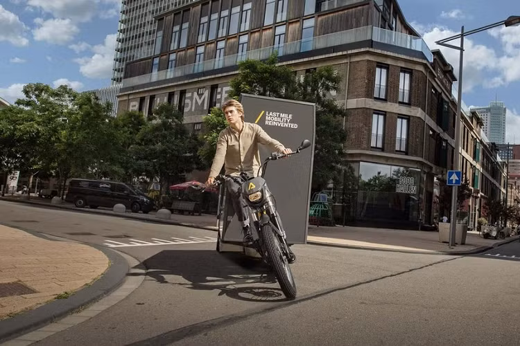 Tất nhiên, một mô tơ mạnh phải được cung cấp năng lượng bởi một hệ thống pin mạnh tương đương, và đúng như vậy. Fulpra quyết định mua một cụm pin từ Cleantron, một công ty Hà Lan khác với mục tiêu sản xuất hệ thống pin sạch cho các loại phương tiện từ xe đạp điện đến ôtô và mọi thứ khác. Hệ thống pin có thể thay thế dễ dàng cung cấp cho L1 phạm vi hoạt động lên đến 80 km với một lần chạy hai pin.