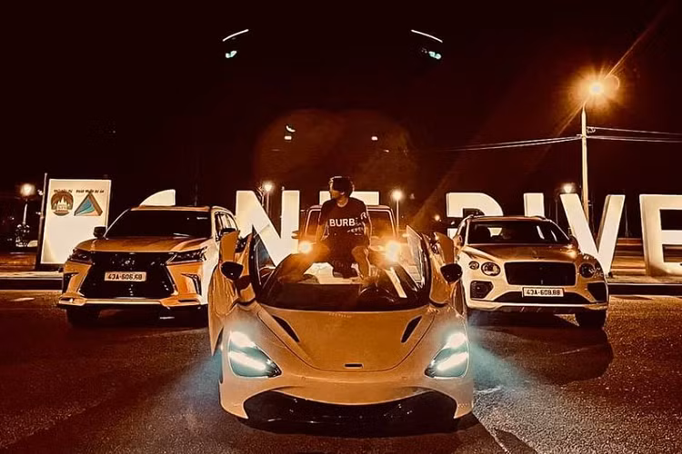 Trên thực tế, siêu phẩm McLaren 720S Spider mới chỉ về tay chàng rich kid này chừng 5 tháng, kể từ hồi tháng 4 vừa qua cùng chiếc Ferrari 488 GTB. Đây là món quà mừng sinh nhật 16 tuổi của bố dành cho Toàn Võ.