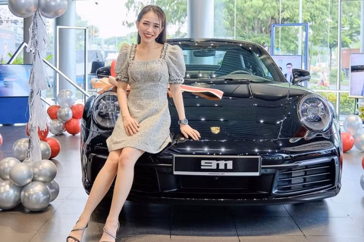  Joyce Phạm Sẽ là một thiếu sót lớn nếu không nhắc đến cái tên Joyce Phạm trong danh sách những Rich kid sở hữu siêu xe hàng đầu tại Việt Nam. Joyce Phạm tên thật là Phạm Trần Nguyễn Minh Anh, cô sinh năm 1999 và là còn gái đầu của doanh nhân, tay chơi xe khét tiếng Phạm Trần Nhật Minh (Minh "nhựa"), người thừa kế của Công ty nhựa Long Thành nổi tiếng cả nước