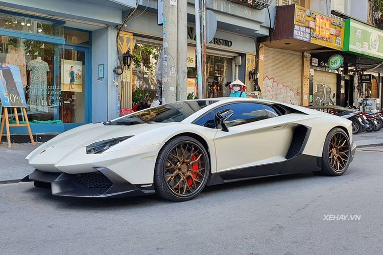 Theo tìm hiểu, trước khi về nước định cư sau một thời gian dài sinh sống tại Mỹ, Jessie Lương đã từng cầm lái qua nhiều mẫu siêu xe đình đám khác nhau và chiếc Aventador độ gói "50th Anniversario" là chiếc xe đầu tiên mà cô sở hữu tại quê nhà.