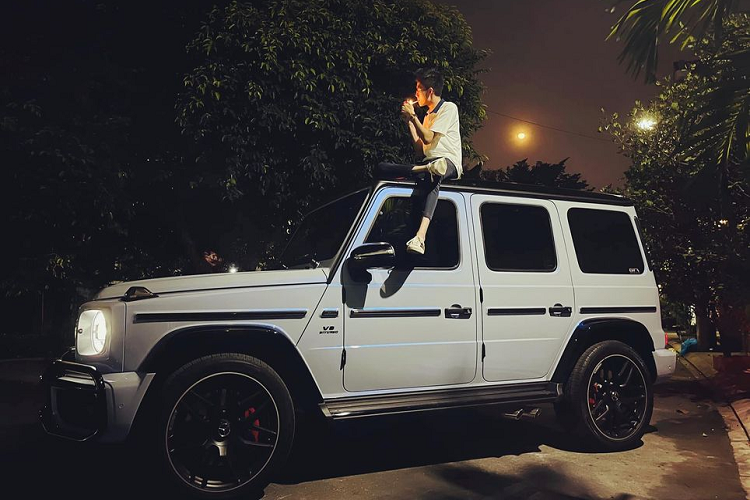  Phan Hoàng Phan Hoàng là em trai của thiếu gia, doanh nhân trẻ Phan Thành và cũng là một trong những người thừa kế của gia đình ông chủ Saigon Square, một trong những trung tâm thương mại lớn bậc nhất tại Sài Gòn. Không còn là cái tên xa lạ với giới truyền thông, Phan Hoàng nổi tiếng là Rich kid sở hữu siêu xe đình đám chẳng kém cạnh người anh của mình.