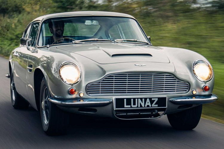 Nhìn từ bên ngoài, chúng ta không có cách nào để biết ngay đây là một chiếc Aston Martin cổ điển đã được chuyển đổi thành xe điện. Khách hàng có thể chọn cấu hình tay lái bên trái hoặc bên phải tùy ý. Lunaz cũng sẽ cất giữ cẩn thận động cơ và hệ dẫn động ban đầu phòng trường hợp chủ sở hữu muốn trả chiếc xe về thông số kỹ thuật ban đầu trong tương lai.