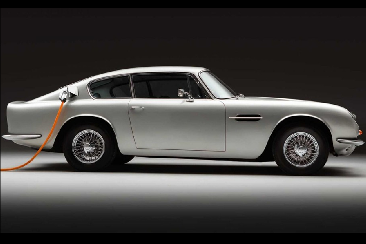 Hệ truyền động điện cho từng chiếc xe đều do chính Lunaz tự phát triển, và họ khẳng định chúng là mô tơ và pin Tier 1 tiêu chuẩn cao nhất ở châu Âu. Cũng như các sản phẩm khác của công ty, Aston Martin DB6 chạy điện sẽ có dung lượng pin từ 80-120kWh, và phạm vi di chuyển tối đa khoảng 410 km. Công ty hứa hẹn rằng "chiếc xe sẽ kết hợp với khả năng tăng tốc ban đầu nhanh nhẹn với các yêu cầu của một chiếc xe cổ điển."