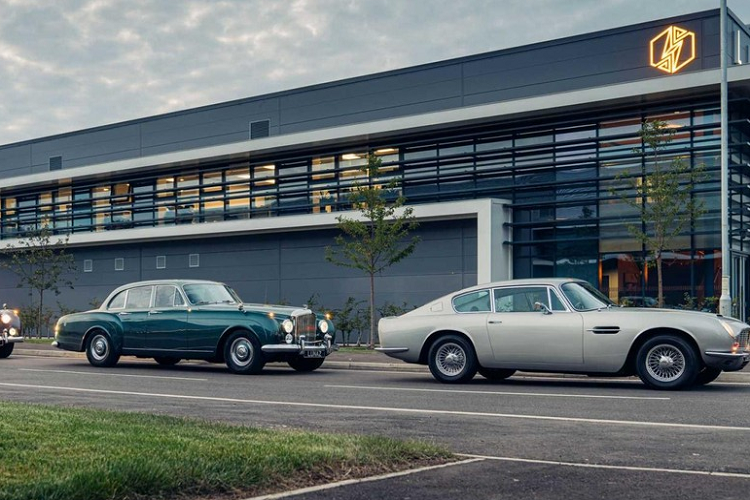 Ngay cả theo tiêu chuẩn của Lunaz, mức giá trên 1 triệu USD của DB6 là khá cao. Trước đây, mẫu Bentley S2 Continental Flying Spur EV1961 của công ty có giá khởi điểm 350.000 bảng Anh, và mẫu Rolls-Royce Phantom V 1961 thì có giá 500.000 bảng Anh. Các mẫu xe chuyển đổi khác của công ty còn có Jaguar XK120 1953 và Range Rover thế hệ đầu tiên.