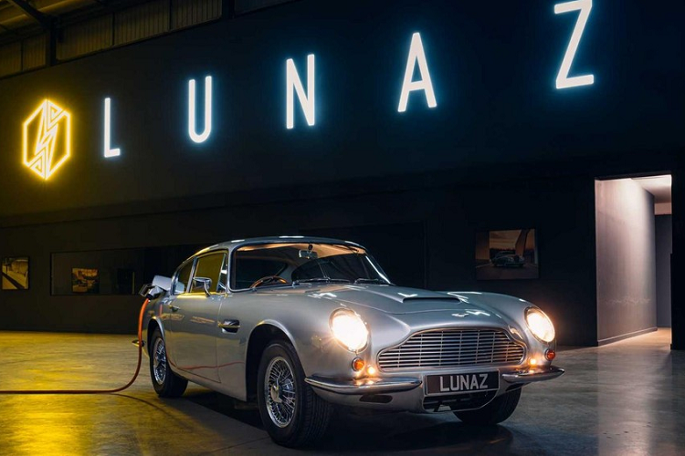 Bên cạnh đó, Lunaz sẽ cũng nâng cấp hệ thống phanh, hệ thống treo, và hệ thống lái để phù hợp với hệ truyền động điện mới. Nội thất xe cũng sẽ được bổ sung các tiện nghi hiện đại như điều hòa không khí, tính năng định vị, và hệ thống thông tin giải trí cao cấp. Những khách hàng có ý thức về môi trường thậm chí có thể chỉ định những thứ như thảm từ lưới đánh cá tái chế và các vật liệu bền vững khác.